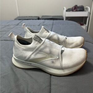 LIMITED EDITION Brooks Levitate 4 LE White Slip On Sneakers Womens 6.5